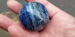 Sphère de lapis lazuli