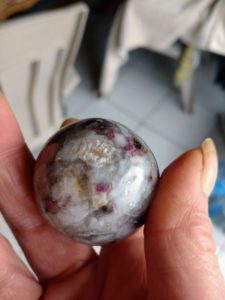 Sphère de rubellite sur quartz