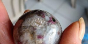 Sphère de rubellite sur quartz