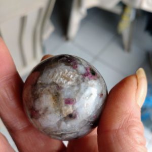 Sphère de rubellite sur quartz