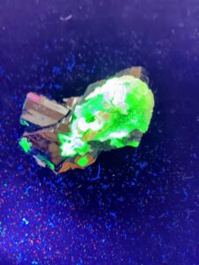 Tourmaline noire et opale sous uv