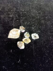 Diamants de Herckimer avec inclusions de pétrole