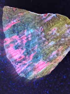 Rubis zoisite sous uv