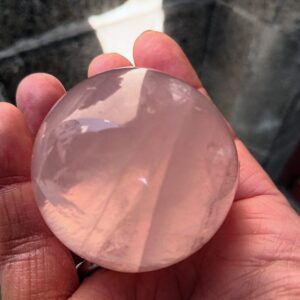 Sphère en quartz rose